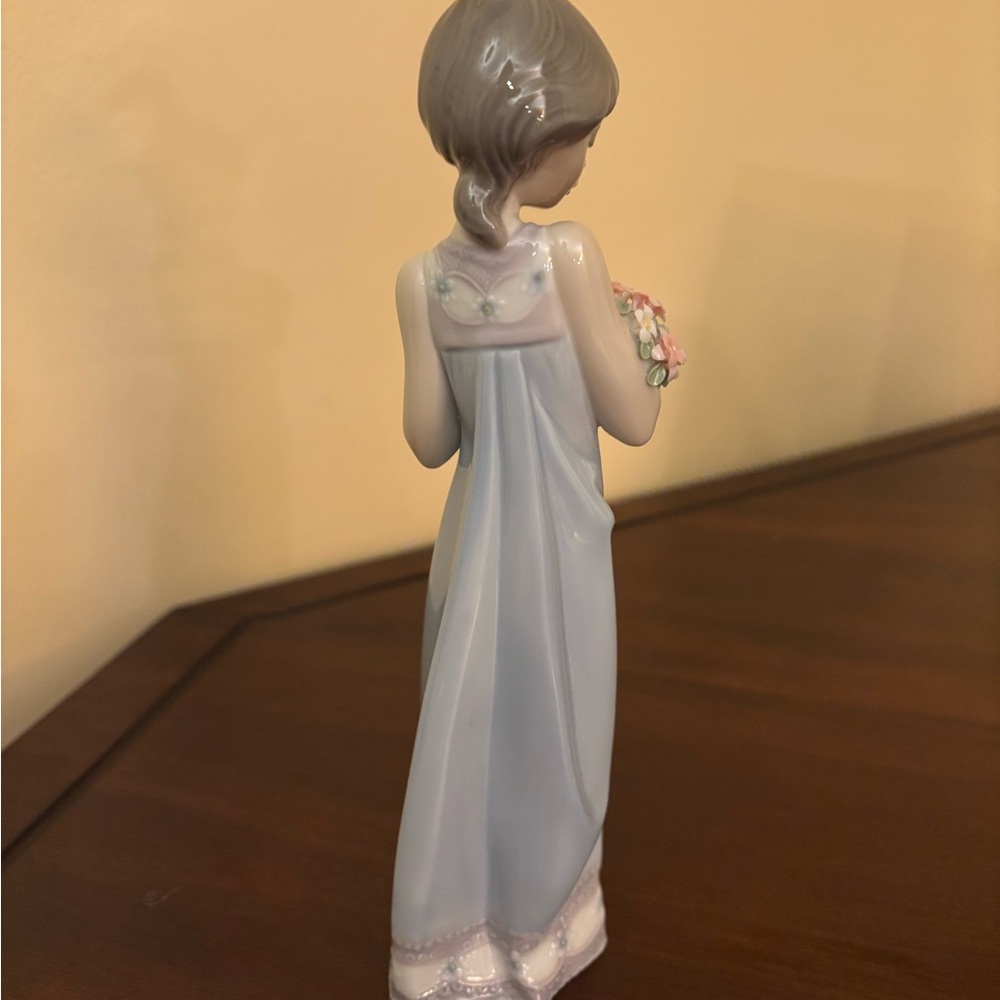 THURSDAY PRICE REDUCTION Lladro Figurine 5604 “Spring Token” pre-owned - Picture 8 of 8
